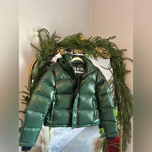Aritizia super puff campus green shorty puffer coat nwt Xs
